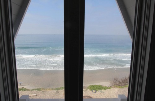 Encinitas Casa | Impecable casa de Cape Cod frente al mar con vista a la playa de Swami.