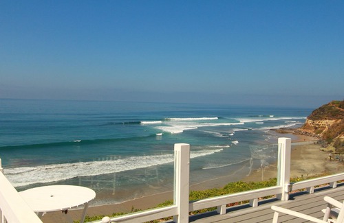 Encinitas Casa | Impecable casa de Cape Cod frente al mar con vista a la playa de Swami.
