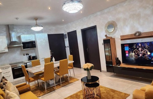 East Legon Apartamento | Impeccable & Cozy Gem-5 star Location - Pools, Gym