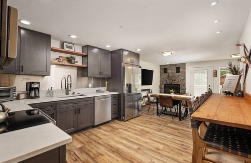 Government Camp Casa | Impeccable Custom Mountain Estate, Pet Friendly, BBQ, One Block From Center of Government Camp