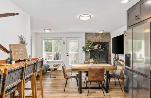 Government Camp Casa | Impeccable Custom Mountain Estate, Pet Friendly, BBQ, One Block From Center of Government Camp