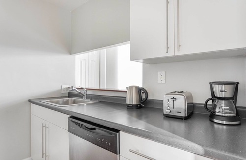 Lower Mills Apartamento | Impeccable Dorchester Lower Mills 2BR w/ Gym & W/D, by Blueground
