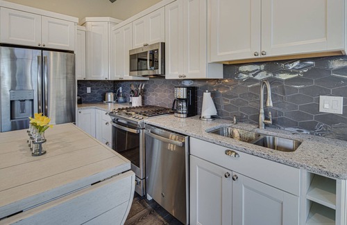 Redmond Casa | Impeccable Guest House, New Furnishing, Near Downtown. EV Charger, Dog Friendly, Deck, Enclosed Yard