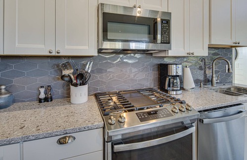 Redmond Casa | Impeccable Guest House, New Furnishing, Near Downtown. EV Charger, Dog Friendly, Deck, Enclosed Yard