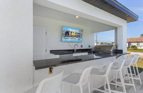 Burnt Store Casa | IMPECCABLE Gulf Access, Dock w/Tiki Bar, Outdoor Kitchen,AND AND AND - Villa Nautical Paradise