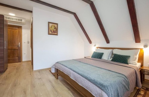 Jezerce Cama Y Desayuno | Imperial house