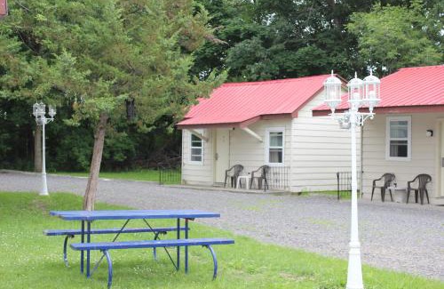 Gananoque Hotel | Imperial Inn Thousand Islands