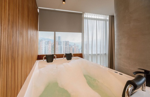 San Diego Apartamento | Impressive 2BR apt with Jacuzzi & A/C in El Poblado