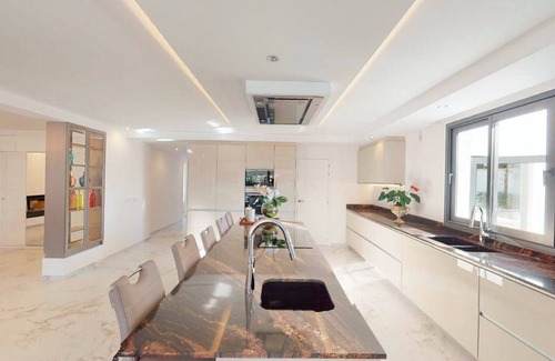 New Golden Mile Chalet De Esquí | Impresionante villa de 4 dormitorios en Atalaya Isdabe