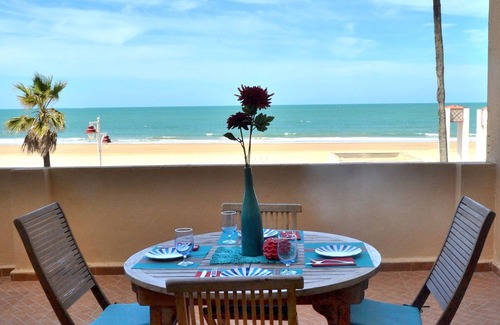 Cadiz Apartamento | Impressive frontal beach apartment with big terrac