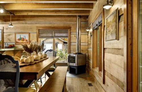 Unionville Casa | Impressive Log Cabin with Fireplace, Fire Pit and Hot-tub in Unionville, Indiana