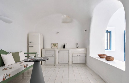 Pyrgos Villa | Impressive Santorini Apartment | 1 Bedroom Suite | Apartment Moe | Furnished Sun Terrace with Amazing Sea Views | Outdoor Private Heated Jacuzzi | Kastelli, Pyrgos Kallistis