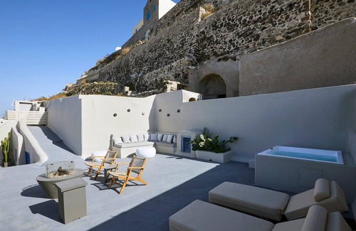 Pyrgos Villa | Impressive Santorini Apartment | 1 Bedroom Suite | Apartment Moe | Furnished Sun Terrace with Amazing Sea Views | Outdoor Private Heated Jacuzzi | Kastelli, Pyrgos Kallistis