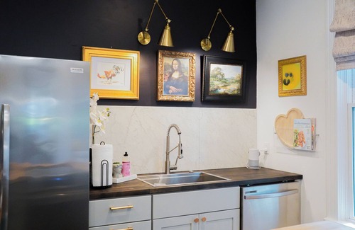 Dubuque Casa | Impressive three bedroom on historic Fenelon Place