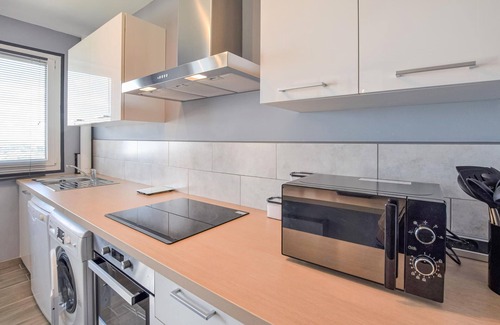 Claude Decaen Apartamento | In a central location of Caen, this bright and compact studio apartment welcomes you.