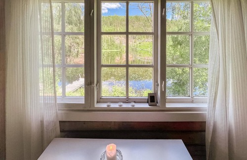 Kongsvinger Casa | In a dreamlike location on the lake, this cozy wooden house near Granli welcomes you.