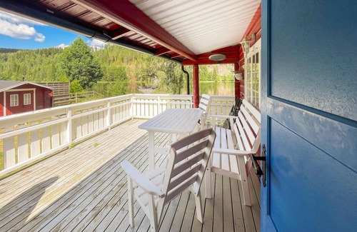 Kongsvinger Casa | In a dreamlike location on the lake, this cozy wooden house near Granli welcomes you.