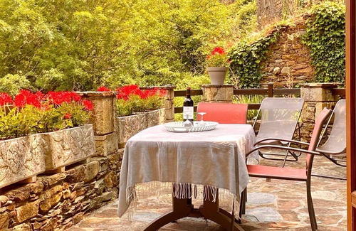 Brousse-le-Chateau Casa | In a fantastic medieval village, house in stone with a nice view near the river