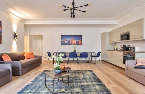 Champs-Elysees Apartamento | IN AN ELEGANT SETTING AND FLOODED WITH LIGHT – CHAMPS ELYSEES -RUE JEAN MERMOZ