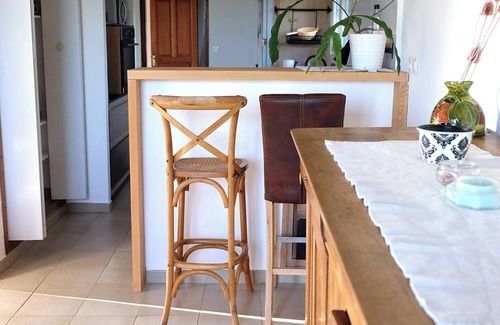 Arles Apartamento | IN AN OLD PROVENCAL FARMHOUSE-APARTMENT IN A PEACEFUL SETTING-VIEWS OVER THE COUNTRYSIDE-