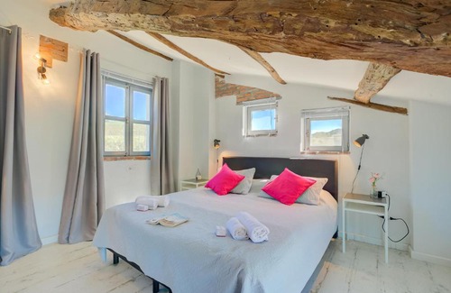 Clavesana Apartamento | In Bocca Al Lupo with Shared Pool