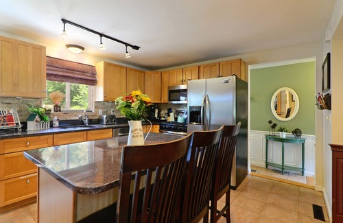 North Kingstown Casa | IN-GROUND POOL, Close to Beach/Vineyards, Wickford, Newport & Narragansett