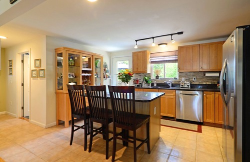 North Kingstown Casa | IN-GROUND POOL, Close to Beach/Vineyards, Wickford, Newport & Narragansett