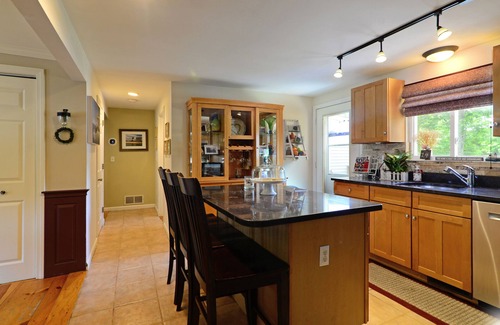 North Kingstown Casa | IN-GROUND POOL, Close to Beach/Vineyards, Wickford, Newport & Narragansett