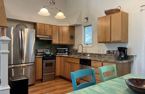 Narragansett Pier Casa | In heart of Historic Narragansett Pier, easy walk to beach, restaurants & shops!