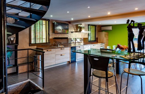 Alleins Casa | En Provenza, cerca del Luberon. Casa contemporánea con piscina privada climatizada.
