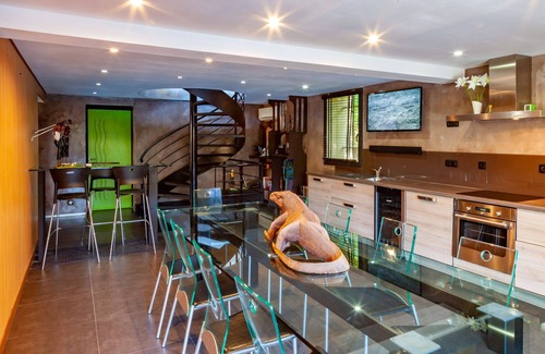 Alleins Casa | En Provenza, cerca del Luberon. Casa contemporánea con piscina privada climatizada.