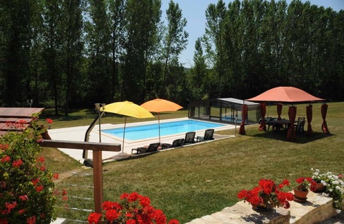 Lissac-et-Mouret Casa | En Quercy, Lot, piscina climatizada, servicios de alta gama.