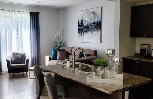 Kitchener Casa | In style 3 Bdrm house- king bed, Netflix, 2 parking