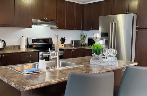 Kitchener Casa | In style 3 Bdrm house- king bed, Netflix, 2 parking