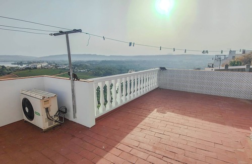 Arcos de la Frontera Cabaña | In the center of Arcos, above the Guadalete river and overlooking the lake of Arcos.