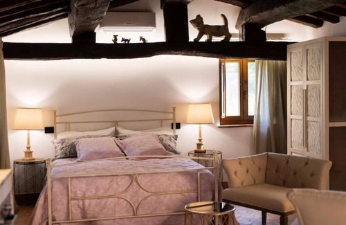 Corbara Apartamento | In the charming Umbrian countryside near Orvieto, villa with pool and waterfall.