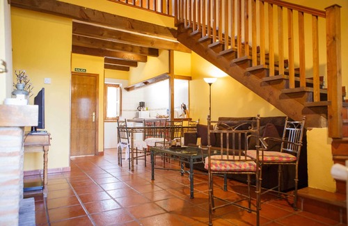 Horcajuelo de la Sierra Chalet De Esquí | En casa Rajalhondo podras disfrutar de un patio con barbacoa y muebles de jardin