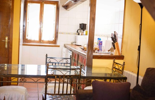 Horcajuelo de la Sierra Chalet De Esquí | En casa Rajalhondo podras disfrutar de un patio con barbacoa y muebles de jardin