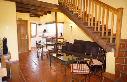 Horcajuelo de la Sierra Chalet De Esquí | En casa Rajalhondo podras disfrutar de un patio con barbacoa y muebles de jardin
