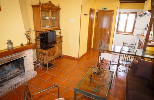 Horcajuelo de la Sierra Chalet De Esquí | En la Mediana podras disfrutar de una terraza con barbacoa y un pequeno patio.