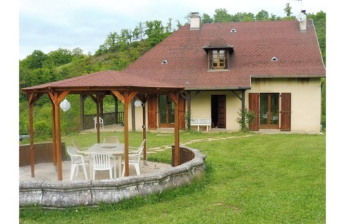 Saint-Etienne-de-Maurs Casa | In the heart of the Cantalien Chataigneraie, large house ideal for families.