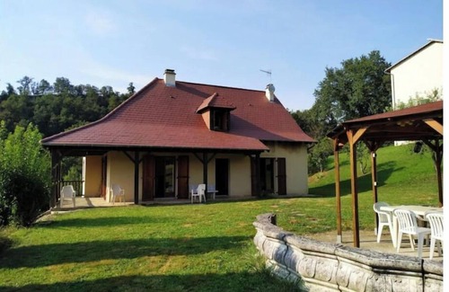 Saint-Etienne-de-Maurs Casa | In the heart of the Cantalien Chataigneraie, large house ideal for families.
