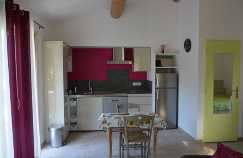 Castellet Villa | En el corazón del Gran Luberon, albergue independiente, hermosa piscina, calma
