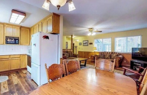Al Tahoe Casa | In the Heart of South Lake Tahoe, Featuring Pool Table and Hot Tub!