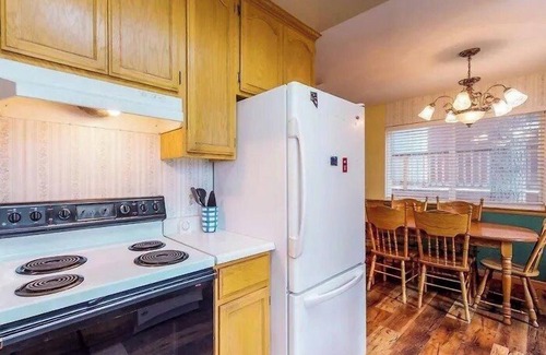 Al Tahoe Casa | In the Heart of South Lake Tahoe, Featuring Pool Table and Hot Tub!