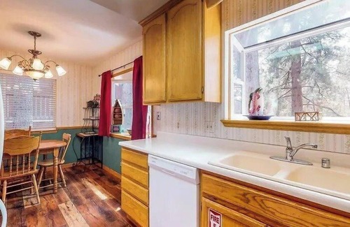 Al Tahoe Casa | In the Heart of South Lake Tahoe, Featuring Pool Table and Hot Tub!