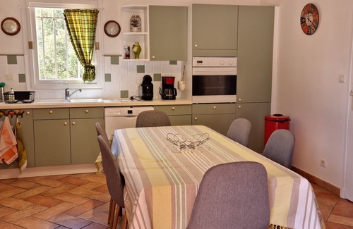 Flayosc Villa | En el corazón de 4600m2 de robles, tranquilo: piscina, tenis, petanca, privado.