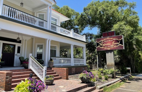 Historic Downtown Apalachicola Casa | Ebony Rouge Suite en la majestuosa joya de Apalachicola