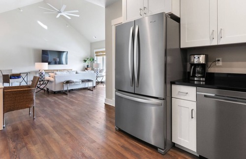 Fontana-on-Geneva Lake Apartamento | In the Heart of it ALL! New Construction/Sunset Balcony/Dwtn Fontana/Grill Access/UpscaleCondo