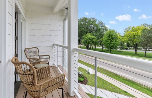 Fontana-on-Geneva Lake Apartamento | In the Heart of it ALL! New Construction/Sunset Balcony/Dwtn Fontana/Grill Access/UpscaleCondo